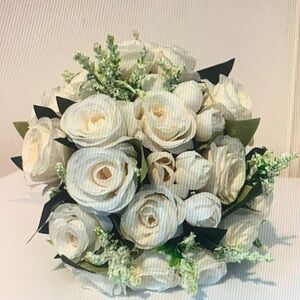 WEDDING BELLES NEW YORK White and Green Holiday Wreath